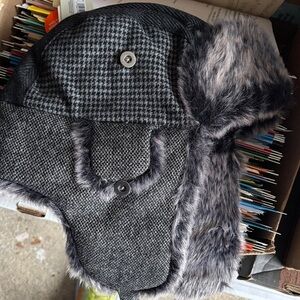 Mina winter hat size small